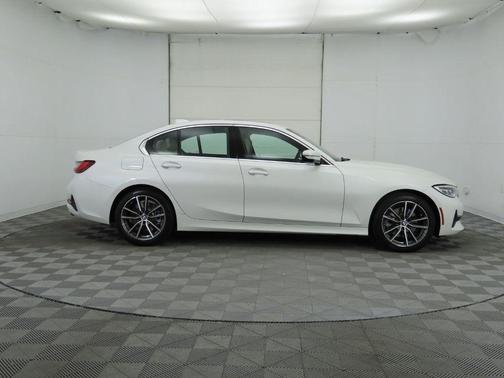 Photo 4 of 63 of 2022 BMW 330 i