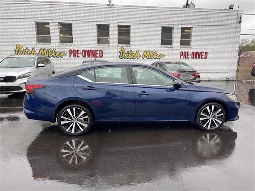 Photo 3 of 25 of 2022 Nissan Altima 2.5 SR