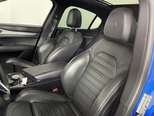 Photo 3 of 16 of 2018 Alfa Romeo Stelvio Ti