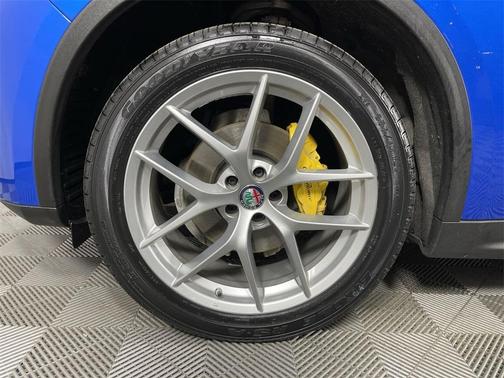 Photo 2 of 16 of 2018 Alfa Romeo Stelvio Ti