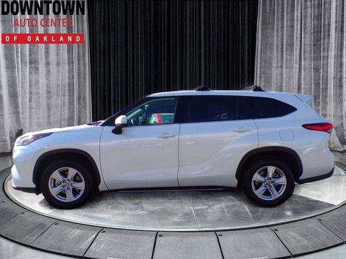 Photo 2 of 35 of 2020 Toyota Highlander LE
