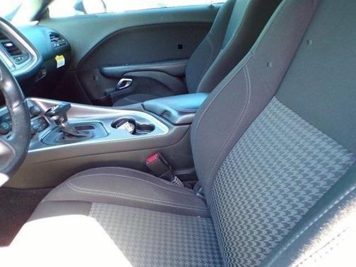 Photo 4 of 27 of 2019 Dodge Challenger SXT