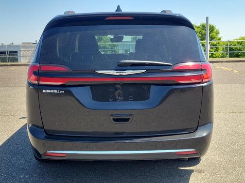 Photo 5 of 34 of 2021 Chrysler Pacifica Touring-L