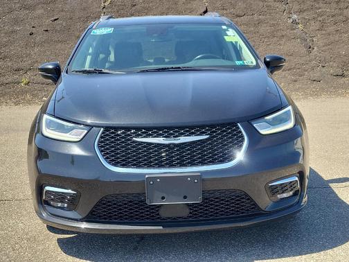 Photo 2 of 34 of 2021 Chrysler Pacifica Touring-L