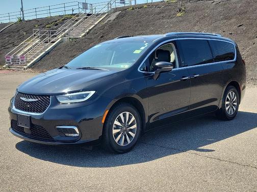 Photo 3 of 34 of 2021 Chrysler Pacifica Touring-L