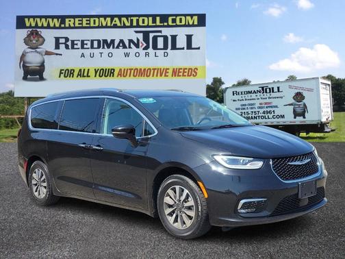 Photo 1 of 34 of 2021 Chrysler Pacifica Touring-L