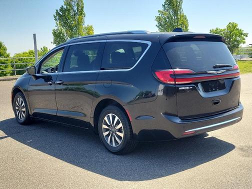 Photo 4 of 34 of 2021 Chrysler Pacifica Touring-L