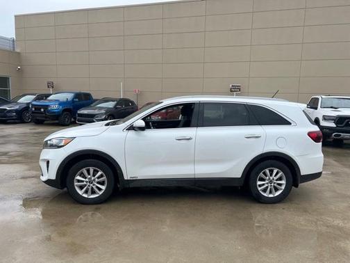 Photo 2 of 6 of 2020 Kia Sorento LX