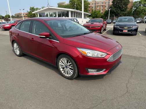 Photo 2 of 7 of 2016 Ford Focus Titanium