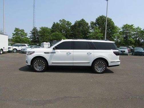 Photo 2 of 36 of 2020 Lincoln Navigator L Reserve