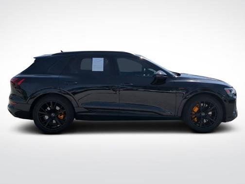 Photo 4 of 30 of 2022 Audi e-tron Chronos