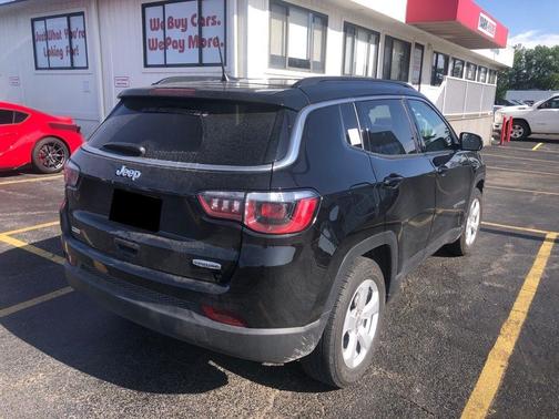 Photo 3 of 5 of 2020 Jeep Compass Latitude