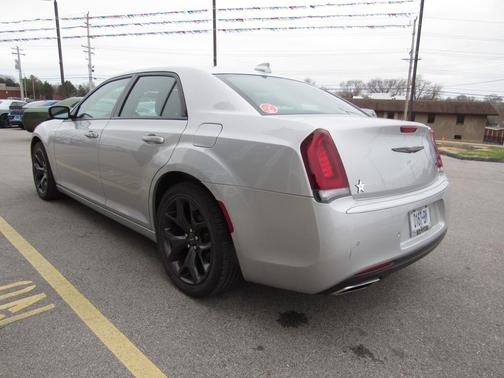 Photo 5 of 32 of 2021 Chrysler 300 S