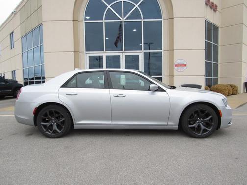 Photo 2 of 32 of 2021 Chrysler 300 S