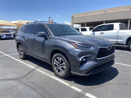 Photo 4 of 11 of 2021 Toyota Highlander XLE