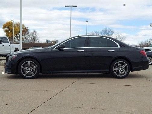 Photo 2 of 30 of 2017 Mercedes-Benz E-Class E 300