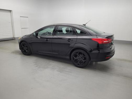Photo 3 of 33 of 2017 Ford Focus SE