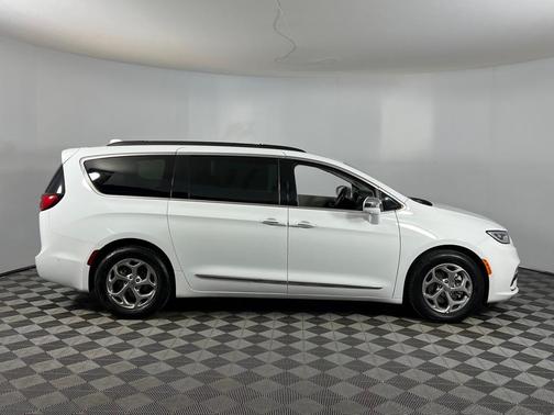 Photo 2 of 54 of 2022 Chrysler Pacifica Limited