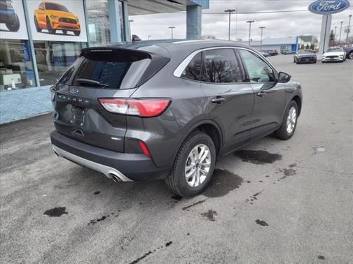 Photo 2 of 3 of 2020 Ford Escape SE