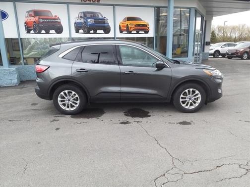 Photo 1 of 3 of 2020 Ford Escape SE