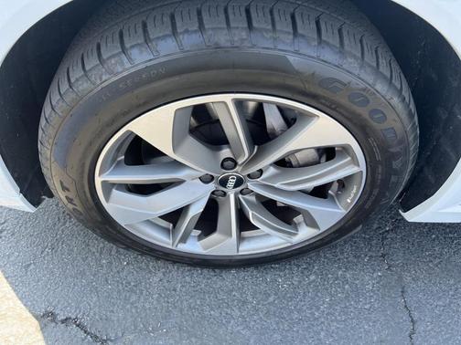 Photo 4 of 25 of 2021 Audi e-tron Premium Plus