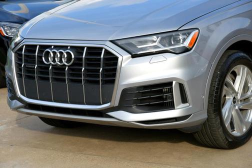 Photo 3 of 39 of 2021 Audi Q7 55 Premium Plus