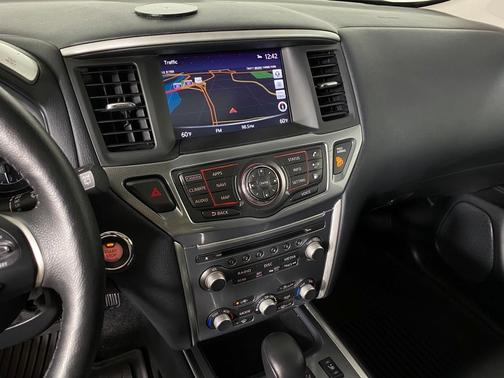 Photo 3 of 31 of 2020 Nissan Pathfinder SL