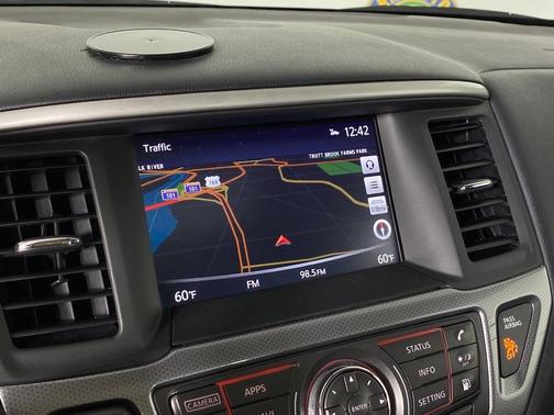 Photo 4 of 31 of 2020 Nissan Pathfinder SL