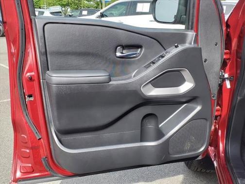 Photo 4 of 30 of 2023 Nissan Frontier SV