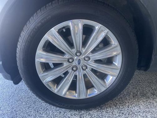 Photo 2 of 3 of 2020 Ford Explorer LIMITED