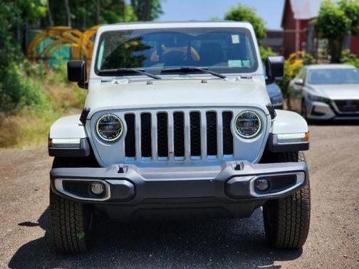 Photo 2 of 5 of 2020 Jeep Gladiator Overland
