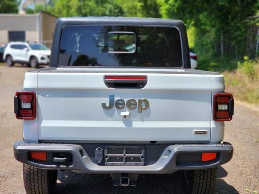 Photo 5 of 5 of 2020 Jeep Gladiator Overland