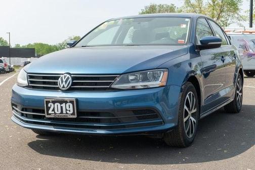 Photo 2 of 25 of 2017 Volkswagen Jetta 1.4T SE