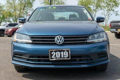 Photo 3 of 25 of 2017 Volkswagen Jetta 1.4T SE