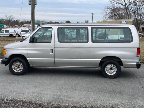 Photo 5 of 19 of 2003 Ford E150 XL