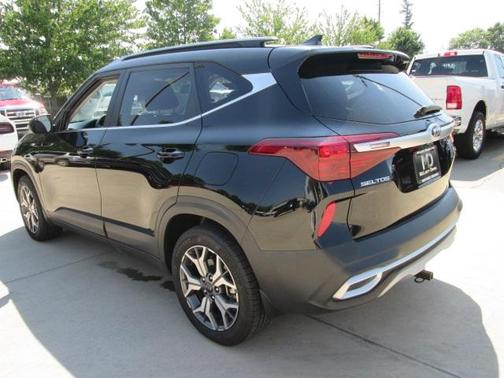 Photo 5 of 30 of 2021 Kia Seltos EX