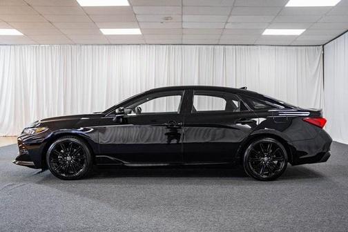 Photo 4 of 35 of 2022 Toyota Avalon Hybrid XSE Nightshade