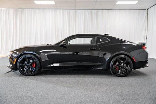 Photo 4 of 34 of 2017 Chevrolet Camaro 1LT