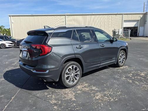 Photo 3 of 28 of 2020 GMC Terrain SLT