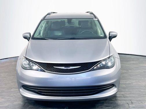 Photo 3 of 36 of 2020 Chrysler Voyager LXI