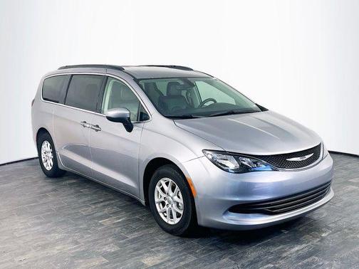 Photo 4 of 36 of 2020 Chrysler Voyager LXI