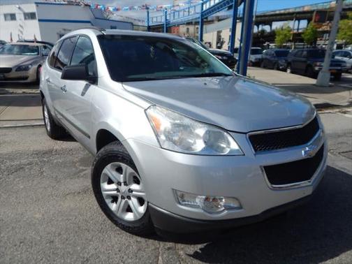 Photo 1 of 19 of 2010 Chevrolet Traverse LS