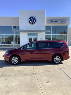 Photo 1 of 34 of 2017 Chrysler Pacifica Touring