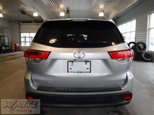 Photo 3 of 22 of 2019 Toyota Highlander LE