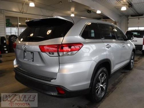 Photo 2 of 22 of 2019 Toyota Highlander LE