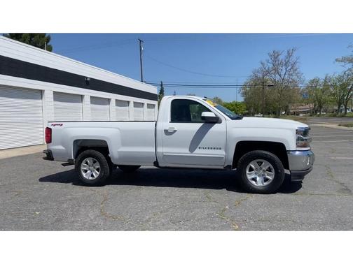 Photo 4 of 31 of 2016 Chevrolet Silverado 1500 LT