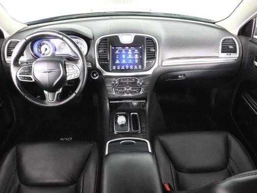 Photo 3 of 23 of 2018 Chrysler 300 Touring