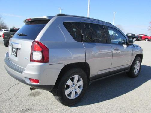 Photo 5 of 30 of 2017 Jeep Compass Latitude