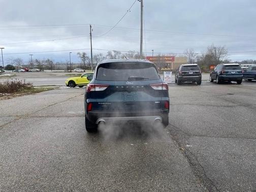 Photo 4 of 37 of 2020 Ford Escape Titanium