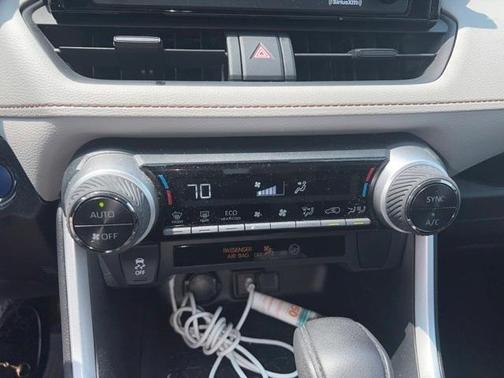 Photo 4 of 10 of 2020 Toyota RAV4 Hybrid XLE